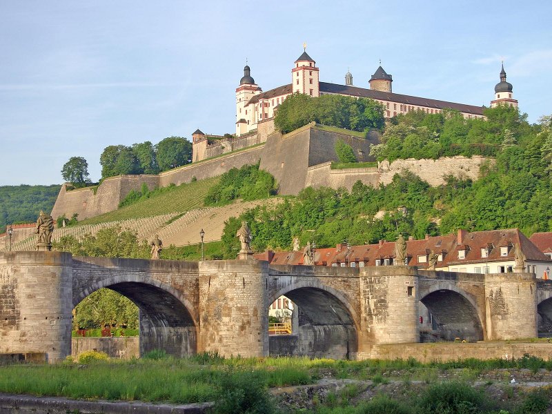 https://www.babelfish-hostel.de/media/Galerywuerzburg/03_old_main_bridge.jpg